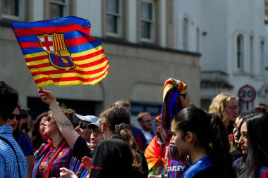 Barcelona taraftarları, UEFA Şampiyonlar Ligi Yarı Finali öncesinde Stamford Köprüsü 'nün önünde yürüdüler. Chelsea ile Barcelona karşılaşması 27 Nisan 2025' te Londra 'daki Stamford Köprüsü' nde gerçekleşti.