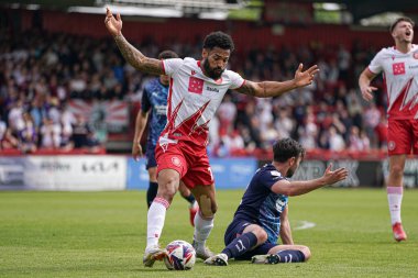 Stevenage 'den Jordan Roberts, 27 Nisan 2025' te İngiltere 'nin Lamex Stevenage Stevenage kentinde Stevenage-Rotherham United maçında faul yaptı.