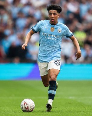 Manchester City 'den Rico Lewis, 26 Nisan 2025' te İngiltere 'nin Wembley Stadyumu' nda oynanan ve Nottingham Forest ile Manchester City arasında oynanan FA Cup yarı final maçında topu aldı.