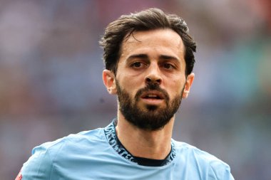 Manchester City 'den Bernardo Silva, 26 Nisan 2025 tarihinde İngiltere' nin Wembley Stadyumu 'nda oynanan FA Cup yarı final maçı sırasında Nottingham Forest Manchester City' ye karşı.