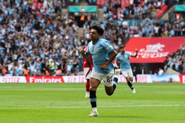 Manchester City 'den Rico Lewis, 26 Nisan 2025' te İngiltere 'nin Wembley Stadyumu' ndaki Nottingham Forest-Manchester City maçında 1-0 'lık galibiyet golünü kutluyor.