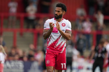 Stevenage takımından Jordan Roberts 27 Nisan 2025 'te Lamex Stevenage, İngiltere' de Stevenage-Rotherham United maçında Stevenage ile karşılaştı.