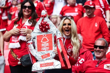 Nottingham Forest taraftarı, Emirates FA Cup yarı final karşılaşması öncesinde alüminyum folyo FA Cup ile İngiltere 'nin Wembley Stadyumu' nda oynanan Nottingham Forest - Manchester City maçı öncesinde 26 Nisan 2025