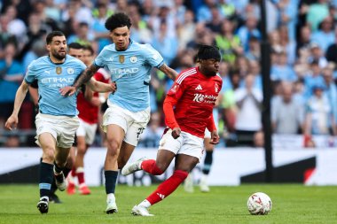 Nottingham Ormanı 'ndan Anthony Elanga, 26 Nisan 2025' te İngiltere 'nin Wembley Stadyumu' ndaki Nottingham Forest ile Manchester City arasında oynanan FA Cup yarı final maçı sırasında topu bırakıyor.