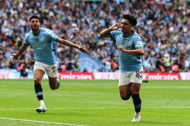 Manchester City 'den Rico Lewis, 26 Nisan 2025' te İngiltere 'nin Wembley Stadyumu' ndaki Nottingham Forest-Manchester City maçında 1-0 'lık galibiyet golünü kutluyor.