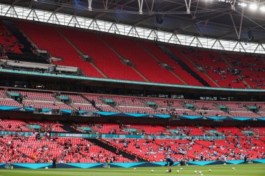 Manchester Citys 'in üst kademesinin büyük bir bölümü, 26 Nisan 2025' te İngiltere 'nin Wembley Stadyumu' nda oynanan Emirates FA Cup Yarı-Final maçı öncesinde Nottingham Forest 'a karşı Manchester City maçına ayrılır.
