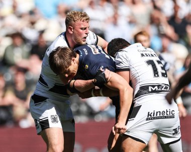 Wigan Warriors 'dan Harvey Makin, Hull FC' den Jack Ashworth ve Hull FC 'den John Asiata tarafından 27 Nisan 2025' te MKM Stadyumu 'nda oynanan Betfred Süper Lig 9. Maçı' nda yenildi.