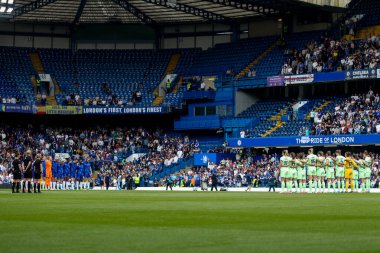 Oyuncular, maç yetkilileri ve taraftarları, UEFA Şampiyonlar Ligi yarı final karşılaşması öncesinde 27 Nisan 2025 'te Stamford Bridge, Londra, İngiltere' de oynanan Chelsea-Barcelona karşılaşmasında Papa Francis için bir dakikalık saygı duruşunda bulundular.