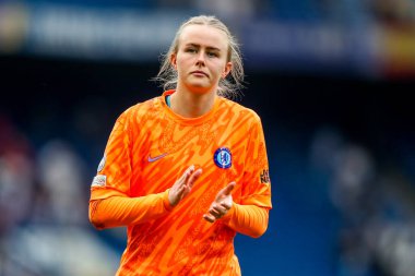Chelsea 'li Hannah Hampton, UEFA Kadınlar Şampiyonlar Ligi yarı final maçı sonrasında Londra, İngiltere' de 27 Nisan 2025 'te Stamford Bridge' de Chelsea Barcelona 'ya karşı oynanan maçın ardından takımların mağlup olduğunu kabul ediyor.