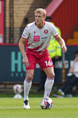 Stevenage takımından Lewis Freestone 27 Nisan 2025 'te Lamex Stevenage, İngiltere' de Stevenage-Rotherham United maçında