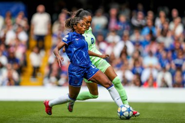Chelsea Women 'dan Ashley Lawrence, UEFA Şampiyonlar Ligi Yarı Finali' nde Barselona Femenli Salma Paralluelo 'nun baskısı altında. Chelsea - Barcelona Stamford Bridge, Londra, 27 Nisan 2025