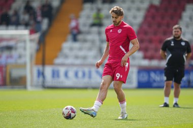 Stevenage takımından Louis Appr 27 Nisan 2025 'te Stevenage-Rotherham United maçı öncesinde Lamex Stevenage Stevenage, İngiltere' de oynanacak.