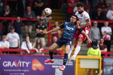 Stevenage takımından Jordan Roberts 27 Nisan 2025 'te İngiltere' nin Stevenage Stevenage-Rotherham United maçında önde gidiyor.