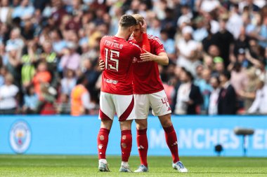 Nottingham Ormanı 'ndan Harry Toffolo, Nottingham Ormanı' ndan Zach Abbott ile 26 Nisan 2025 'te İngiltere' nin Wembley Stadyumu 'nda oynanan FA Cup yarı final maçında konuştu.