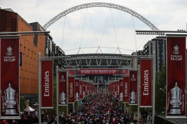 Nottingham Forest taraftarları Wembley Way 'den aşağı inerek Emirates FA Cup yarı final maçı Nottingham Forest Manchester City' ye karşı Wembley Stadyumu, Londra, Birleşik Krallık, 26 Nisan 2025