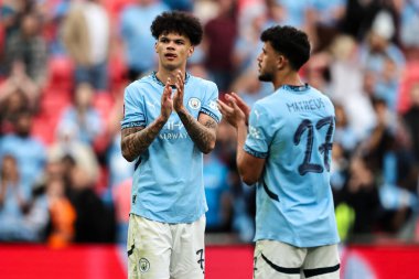 Manchester City 'den Nico O' Reilly, 26 Nisan 2025 'te İngiltere' nin Wembley Stadyumu 'nda oynanan Emirates FA Cup yarı final maçı sonrasında seyircileri alkışlıyor.