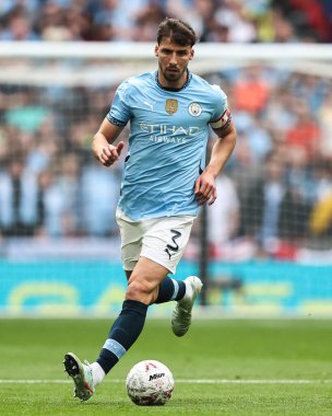 Manchester City 'den Rben Dias, 26 Nisan 2025' te İngiltere 'nin Wembley Stadyumu' ndaki Nottingham Forest ile Manchester City arasında oynanan FA Cup yarı final maçında topa doğru ilerliyor.