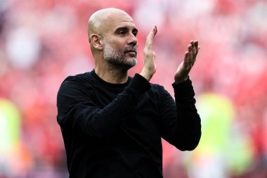 Manchester City 'nin Pep Guardiola teknik direktörü, 26 Nisan 2025' te İngiltere 'nin Wembley Stadyumu' nda oynanan Emirates FA Cup yarı final maçı sonrasında gezgin taraftarları alkışlıyor.