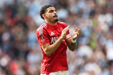 Nottingham Ormanı 'ndan Morgan Gibbs-White, 26 Nisan 2025' te İngiltere 'nin Wembley Stadyumu' nda oynanan ve Nottingham Forest ile Manchester City arasında oynanan FA Cup yarı final maçında gezgin taraftarları alkışlıyor.