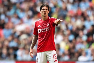 Nottingham Ormanı 'ndan Nicols Domnguez, 26 Nisan 2025' te İngiltere 'nin Wembley Stadyumu' nda oynanan Emirates FA Cup yarı final maçında takım arkadaşlarına talimat verir.