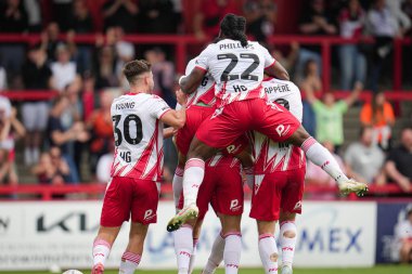Stevenage, 27 Nisan 2025 'te İngiltere' deki Lamex Stevenage Stevenage 'de Stevenage-Rotherham United maçında eşitliği kutladı.