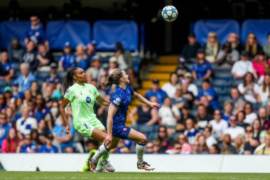 Barselona Femenli Salma Paralluelo, UEFA Kadınlar Şampiyonlar Ligi Yarı Finali Chelsea-Barcelona maçında Chelsea - Stamford Bridge, Londra, Birleşik Krallık, 27 Nisan 2025 'de oynanan karşılaşmada Chelsea' li Niamh Charles ile top için mücadele ediyor.