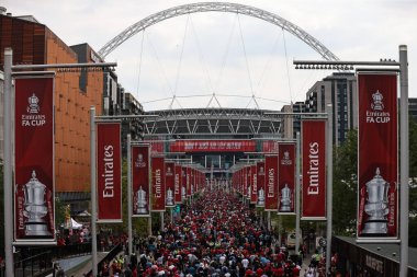 Nottingham Forest taraftarları Wembley Way 'e, Emirates FA Cup yarı final maçı Nottingham Forest Manchester City' ye karşı Wembley Stadyumu, Londra, Birleşik Krallık, 26 Nisan 2025