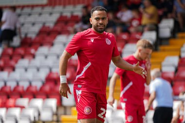 Stevenage takımından Louis Thompson 27 Nisan 2025 'te Lamex Stevenage, İngiltere' de Stevenage-Rotherham United maçının önünde.