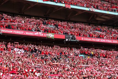 Nottingham Forest taraftarları Emirates FA Cup yarı final maçı öncesinde Nottingham Forest Manchester City 'ye karşı Wembley Stadyumu, Londra, 26 Nisan 2025