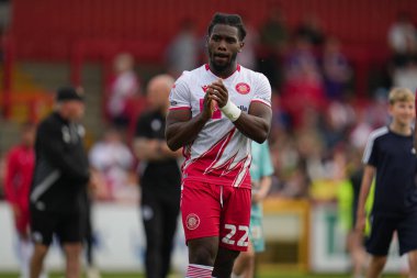 Stevenage takımından Daniel Phillips 27 Nisan 2025 'te Stevenage - Rotherham United maçında Lamex Stevenage Stevenage, İngiltere' de karşılaştı.