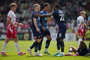 Rotherham takımından Hakeem Odoffin 27 Nisan 2025 'te Lamex Stevenage, İngiltere' deki Stevenage-Rotherham United maçında oyuncuları hakemden uzaklaştırdı.