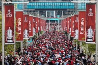 Nottingham Forest taraftarları Wembley Way 'e, Emirates FA Cup yarı final maçı Nottingham Forest Manchester City' ye karşı Wembley Stadyumu, Londra, Birleşik Krallık, 26 Nisan 2025