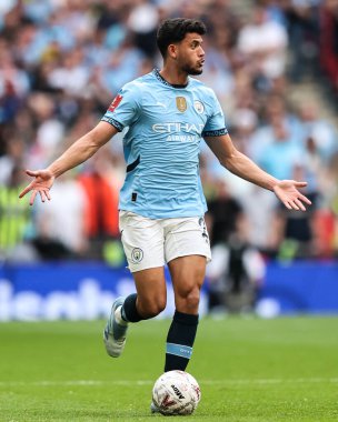 Manchester City 'den Matheus Nunes, 26 Nisan 2025' te İngiltere 'nin Wembley Stadyumu' nda oynanan ve Nottingham Forest 'ın Manchester City' ye karşı oynadığı FA Cup yarı final maçında topu bırakıyor.