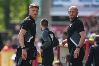 Stevenage 'in teknik direktörü Alex Revell, Stevenage-Rotherham United maçında Lamex Stevenage Stevenage, İngiltere' de 27 Nisan 2025 'de karşılaştı.