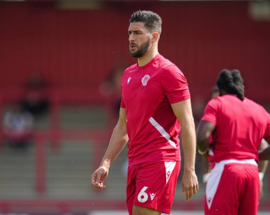 Stevenage takımından Dan Sweeney 27 Nisan 2025 'te Stevenage-Rotherham United maçında Lamex Stevenage Stevenage' a karşı.