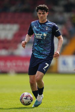 Rotherham takımından Joe Powell 27 Nisan 2025 'te Lamex Stevenage, İngiltere' de Stevenage-Rotherham United maçında birleşti.