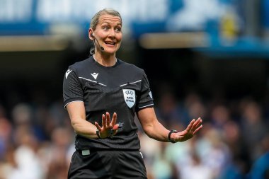Hakem Tess Olofsson UEFA Kadınlar Şampiyonlar Ligi Yarı Finali 'nde Chelsea' ye karşı Stamford Bridge, Londra, 27 Nisan 2025 'te oynanan karşılaşmada