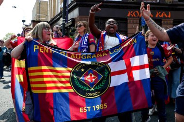 Barcelona taraftarları, UEFA Şampiyonlar Ligi Yarı Finali öncesinde Stamford Köprüsü 'nün önünde yürüdüler. Chelsea ile Barcelona karşılaşması 27 Nisan 2025' te Londra 'daki Stamford Köprüsü' nde gerçekleşti.
