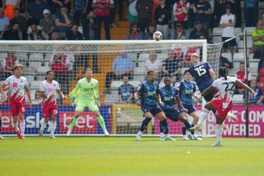 Stevenage 'den Daniel Phillips, 27 Nisan 2025' te İngiltere 'nin Lamex Stevenage Stadyumu' nda Stevenage-Rotherham United maçında uzaktan çekim yapıyor.