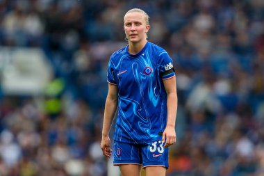 Chelsea Women 'dan Aggie Beever-Jones, UEFA Kadınlar Şampiyonlar Ligi Yarı Finali' nde Chelsea 'ye karşı Stamford Bridge, Londra, 27 Nisan 2025 tarihinde oynanan karşılaşmaya bakıyor.