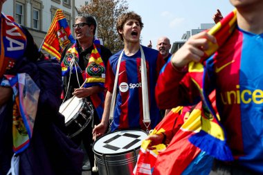 Barcelona taraftarları, UEFA Şampiyonlar Ligi Yarı Finali öncesinde Stamford Köprüsü 'nün önünde yürüdüler. Chelsea ile Barcelona karşılaşması 27 Nisan 2025' te Londra 'daki Stamford Köprüsü' nde gerçekleşti.