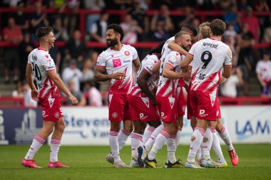Stevenage, 27 Nisan 2025 'te İngiltere' nin Stevenage Stevenage Stadyumu 'nda Stevenage-Rotherham United maçında 1-1 berabere kalma golünü kutluyor.