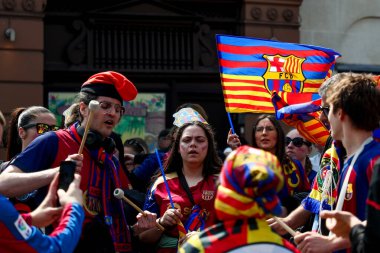 Barcelona taraftarları, UEFA Şampiyonlar Ligi Yarı Finali öncesinde Stamford Köprüsü 'nün önünde yürüdüler. Chelsea ile Barcelona karşılaşması 27 Nisan 2025' te Londra 'daki Stamford Köprüsü' nde gerçekleşti.
