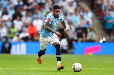 Manchester City 'den Svio, 26 Nisan 2025' te İngiltere 'nin Wembley Stadyumu' ndaki Nottingham Forest ile Manchester City arasında oynanan FA Cup yarı final maçında topa devam ediyor.