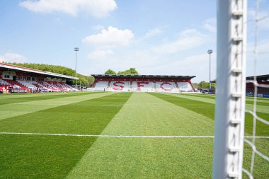Lamex Stadyumu 'ndaki Stevenage-Rotherham United maçının öncesinde, İngiltere' nin Stevenage şehrinde 27 Nisan 2025 'te oynanan maçın genel görünümü.