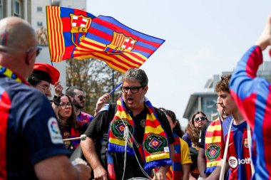 Barcelona taraftarları, UEFA Şampiyonlar Ligi Yarı Finali öncesinde Stamford Köprüsü 'nün önünde yürüdüler. Chelsea ile Barcelona karşılaşması 27 Nisan 2025' te Londra 'daki Stamford Köprüsü' nde gerçekleşti.