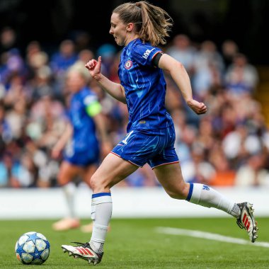 Chelsea 'li Niamh Charles, UEFA Kadınlar Şampiyonlar Ligi yarı final karşılaşmasında topla koşuyor. Chelsea ile Barcelona, Stamford Bridge, Londra, 27 Nisan 2025