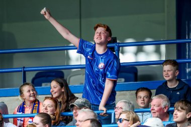 Chelsea taraftarı 27 Nisan 2025 'te İngiltere' de Stamford Bridge, Londra 'da oynanan Chelsea - Barcelona maçında tepki gösterdi.