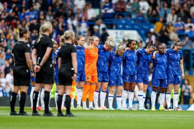 Oyuncular, maç yetkilileri ve taraftarları, UEFA Şampiyonlar Ligi yarı final karşılaşması öncesinde 27 Nisan 2025 'te Stamford Bridge, Londra, İngiltere' de oynanan Chelsea-Barcelona karşılaşmasında Papa Francis için bir dakikalık saygı duruşunda bulundular.