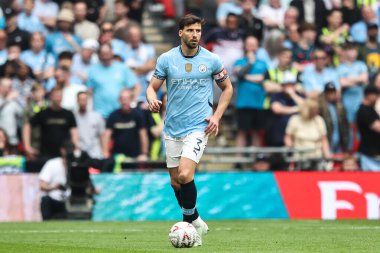 Manchester City 'den Rben Dias, 26 Nisan 2025' te İngiltere 'nin Wembley Stadyumu' nda oynanan ve Nottingham Forest 'ın Manchester City' ye karşı oynadığı FA Cup yarı final maçında görev başında.